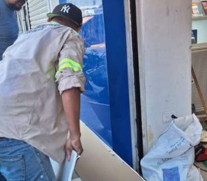 Personal trabajando en una estructura durante una obra