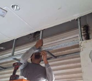 Profesional revisando planos frente a un inmueble